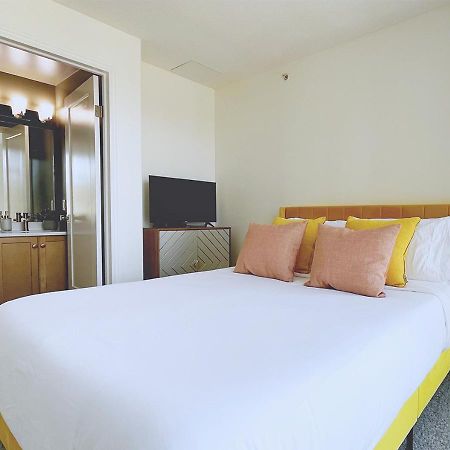 Downtown Waterfront Kelowna Oasis Newly Renovated 2Bed 2Bath 아파트 외부 사진